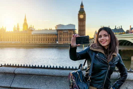Mujer sonriente en Londres con Sim Card Europa