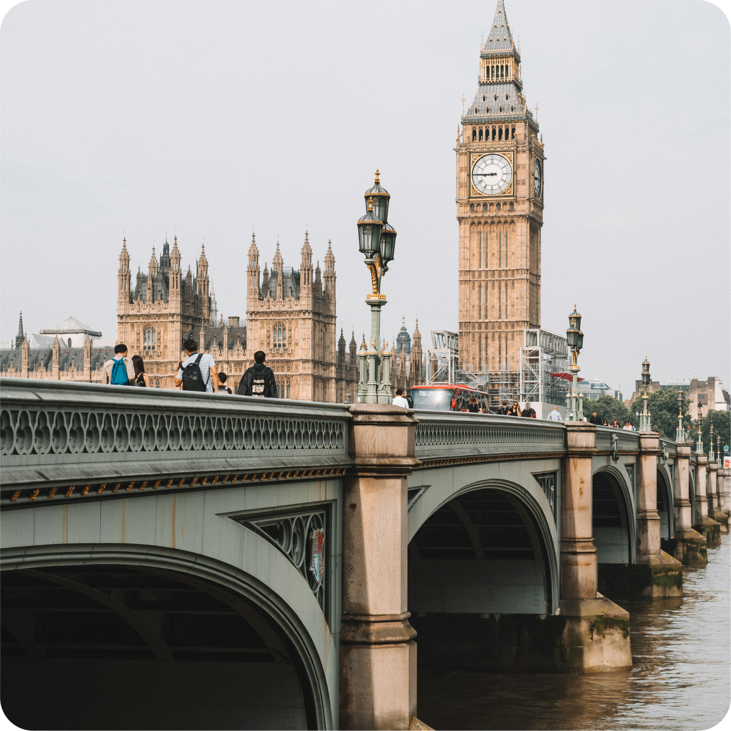 Vista del puente y la alta torre del reloj en suiza