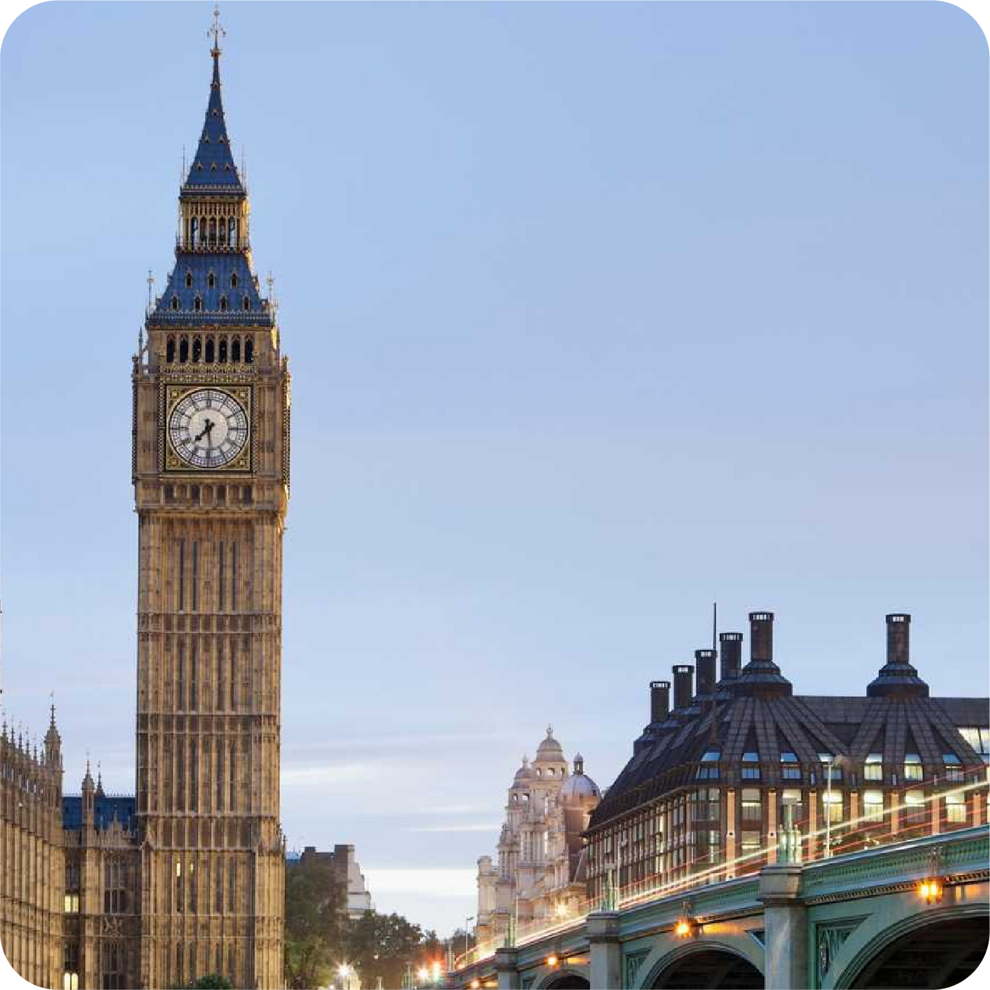 Alta torre del reloj en Londres